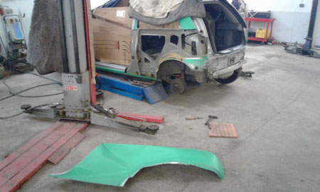 Einen Unfallschaden am Opel Corsa behebt der Kfz-Service von André Boysen fachgerecht und trennt das beschädigte Blech sorgsam heraus.